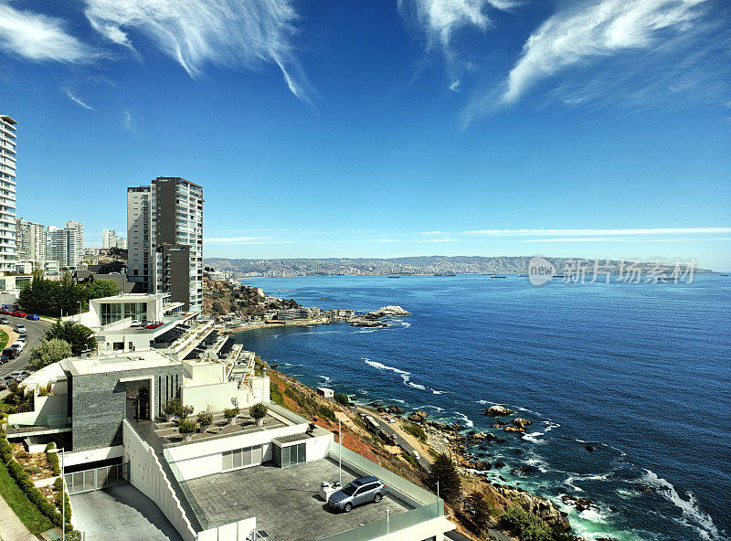 太平洋沿岸的城市Viña del mar。背景是港口和瓦尔帕莱索市(联合国教科文组织世界遗产)。智利。